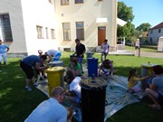 Společné odpoledne rodičů a dětí - natírání popelnic